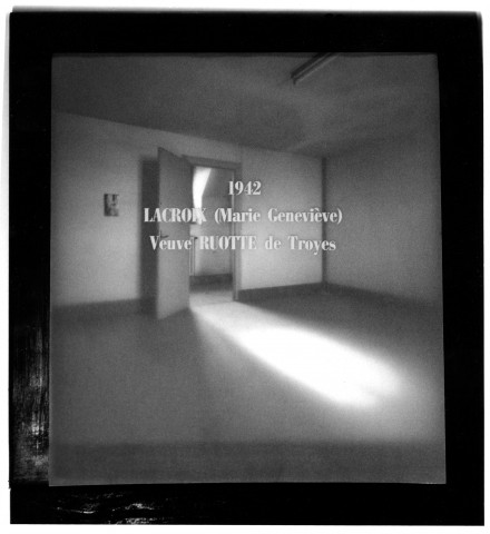 Membres bienfaiteurs installation dans la nef de 70 photogrphies de lieux vides acrochés à des piques inégales, plus hautes que des hommes, et recouvertes d'un papier calque libre portant chacune en transfert le nom d'un membre bienfaiteur.