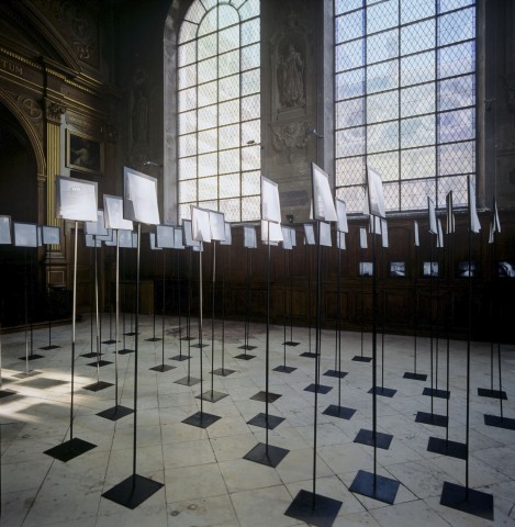 Membres bienfaiteurs installation dans la nef de 70 photogrphies de lieux vides acrochés à des piques inégales, plus hautes que des hommes, et recouvertes d'un papier calque libre portant chacune en transfert le nom d'un membre bienfaiteur.