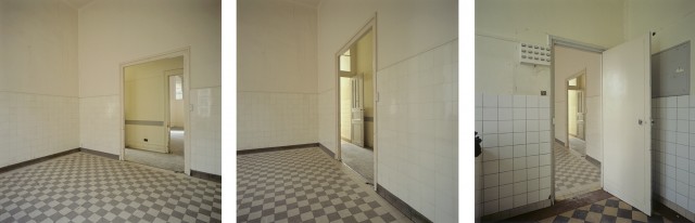 Lieux lisses / 30 photographies, couleur et noir et blanc, cadres de métal bituminé, 35 x 35 cm.